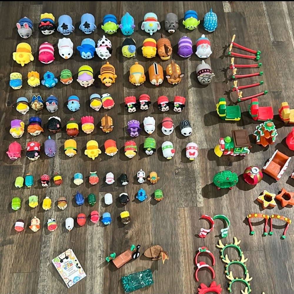 TSUM TSUM Disney Vinyl large lot 88 Figures and 25+ Xmas Accessories assorted